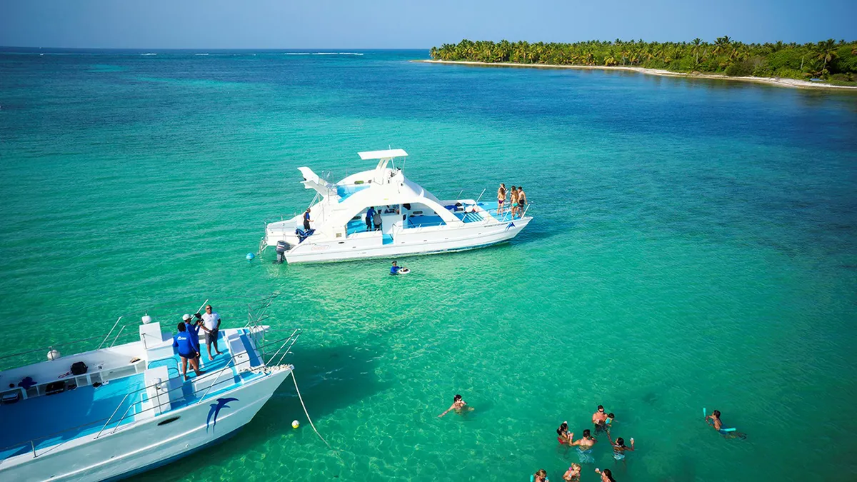 dos yates a orillas del mar