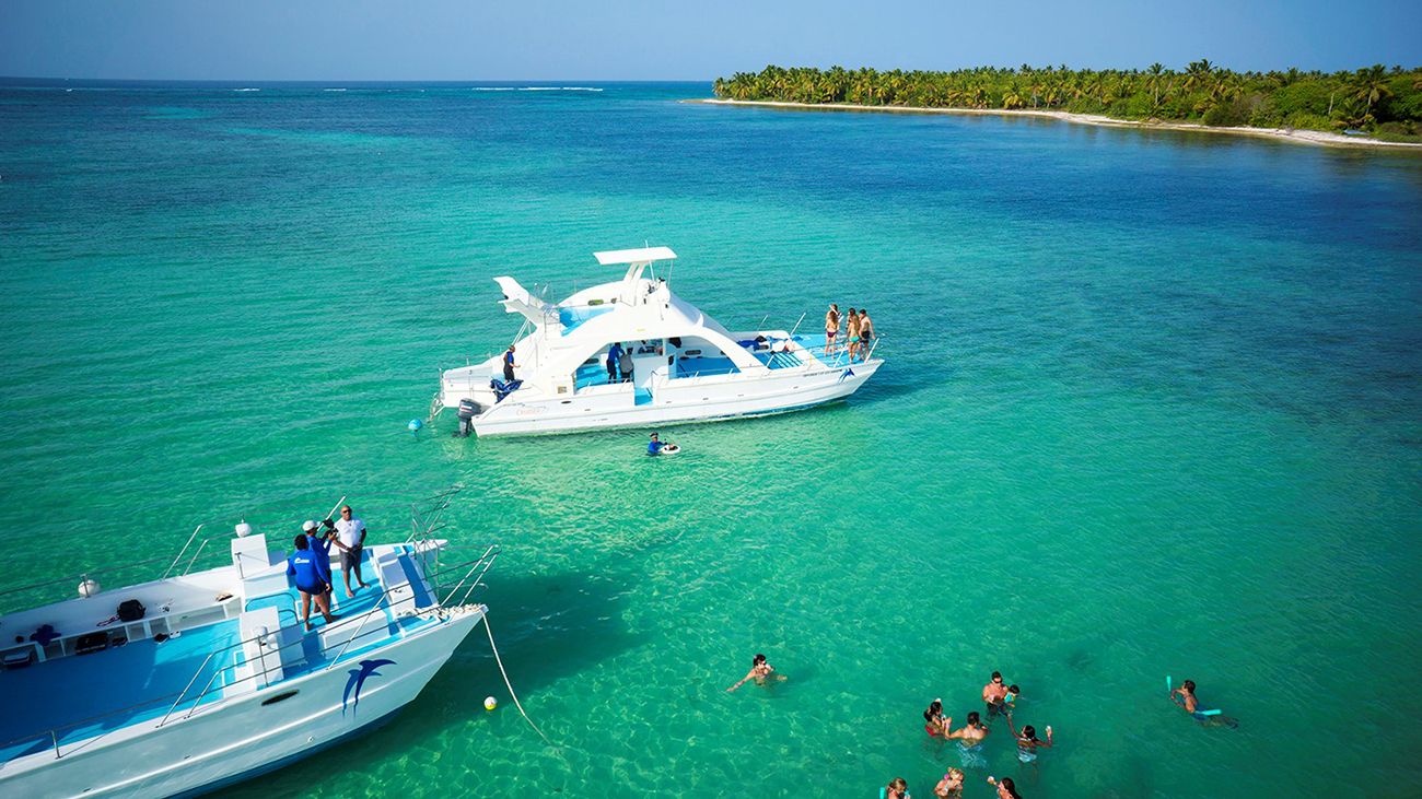 dos yates a orillas del mar