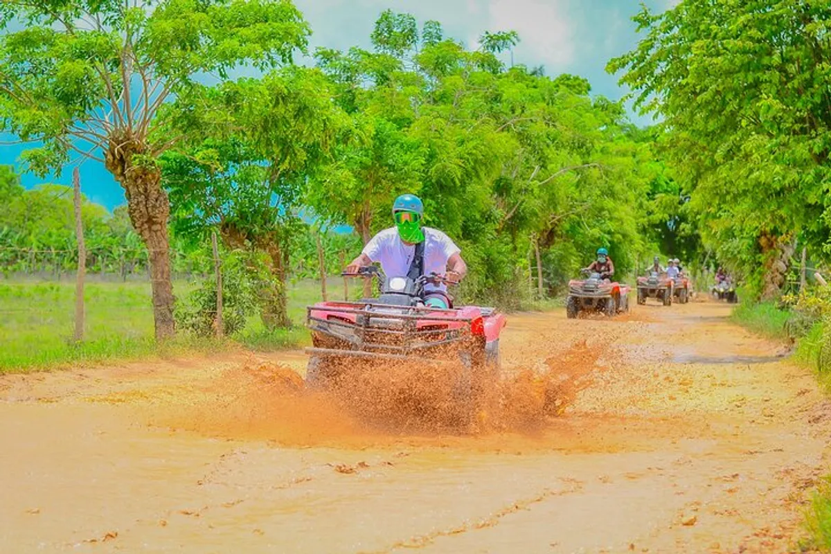 persona en cuatriciclo