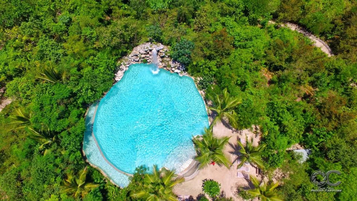 lago con agua cristalina