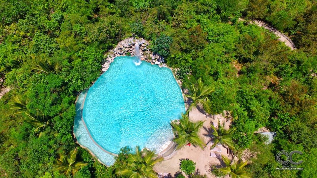 lago con agua cristalina