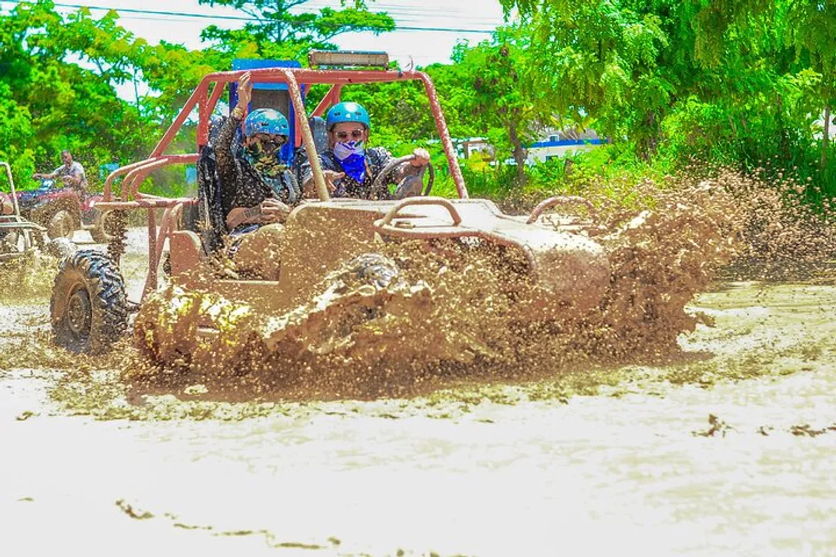 personas en vehículos sobre lodo