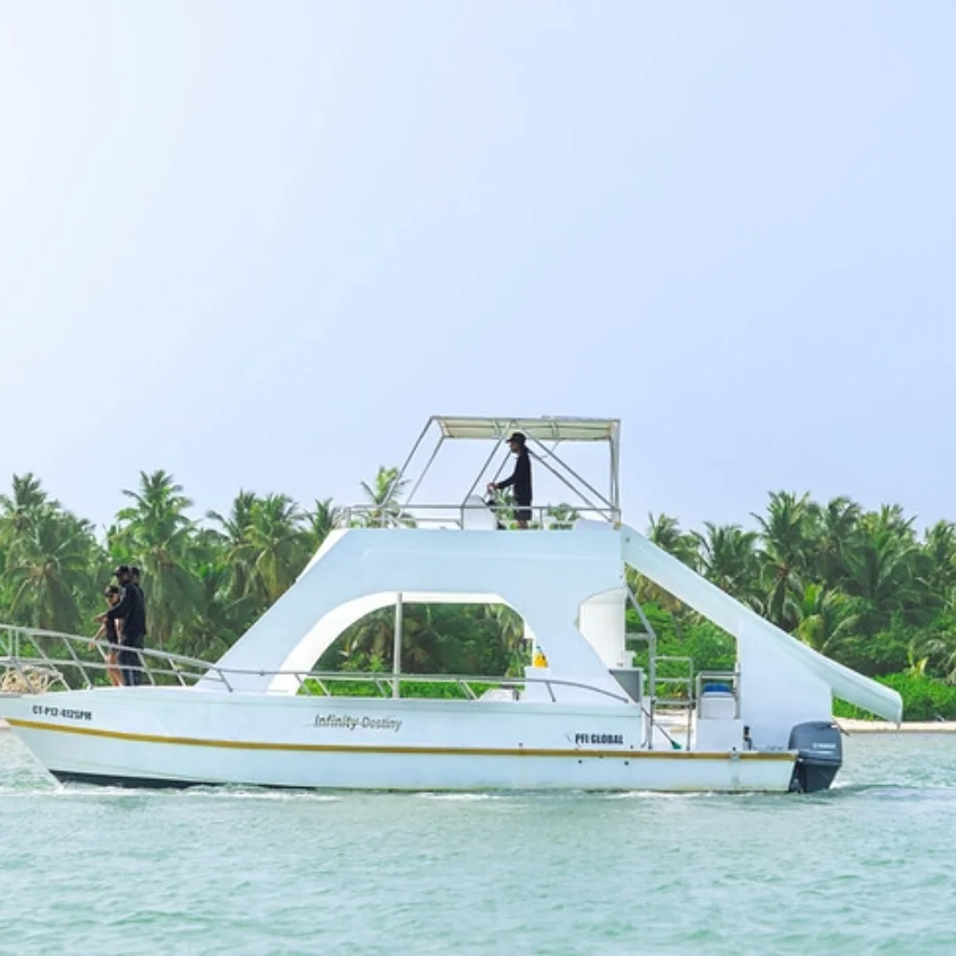 yate de perfil con personas a bordo