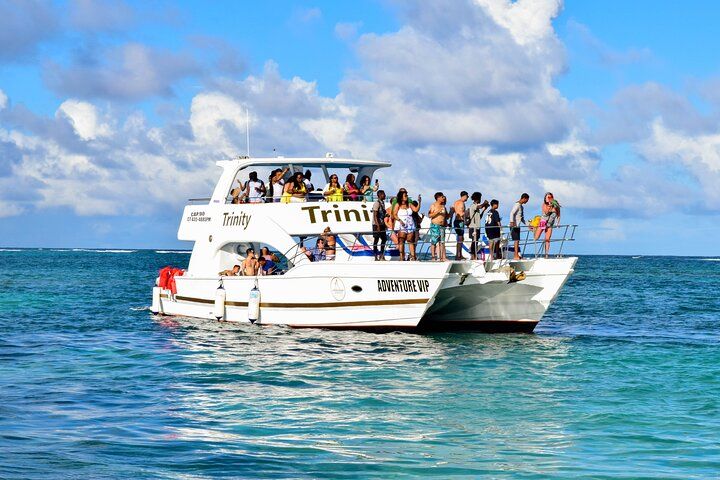 yate en mar con personas a bordo